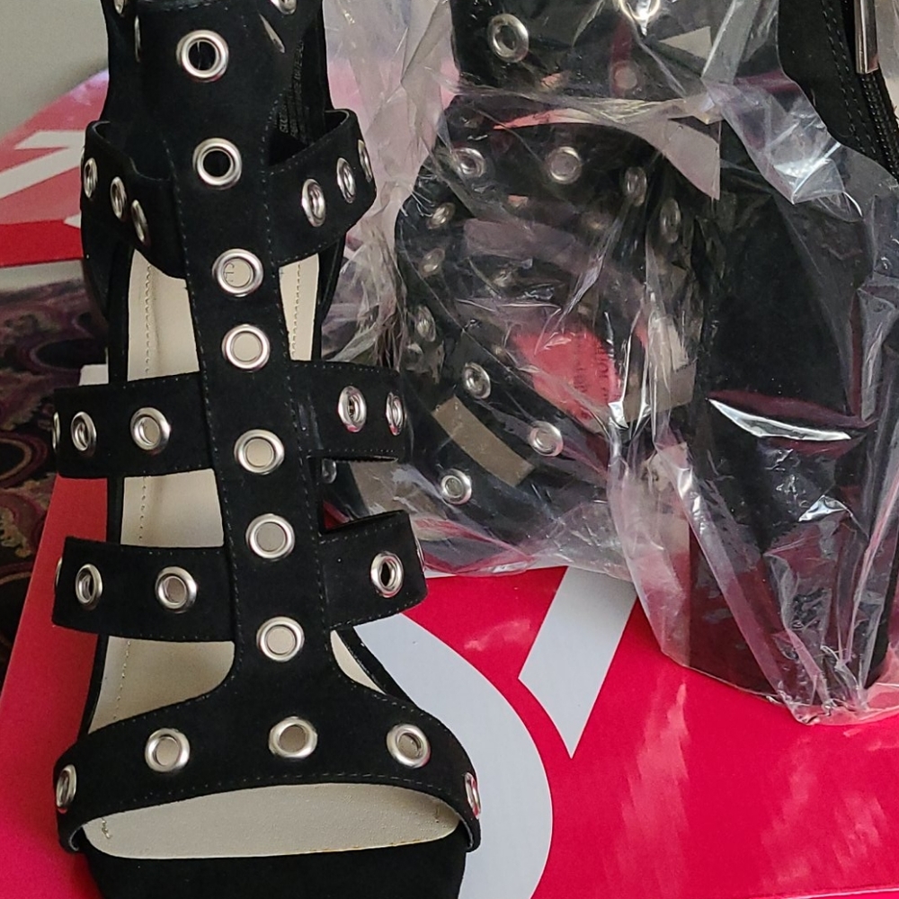 Shoes - Picture 3 of 4